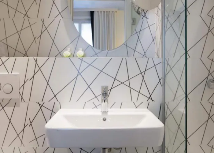 Otel Nouvel Eiffel 3*